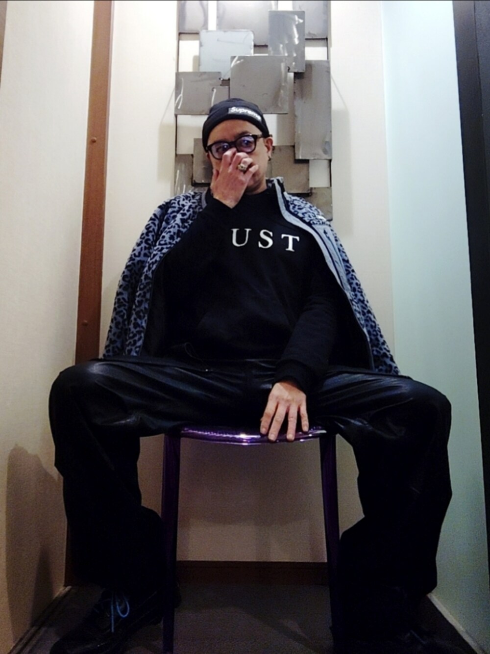 ブルー系のブルゾン、ブルー系のデニムパンツ、ブラック系のスニーカーを着用したメンズの秋コーディネートの3枚目の写真