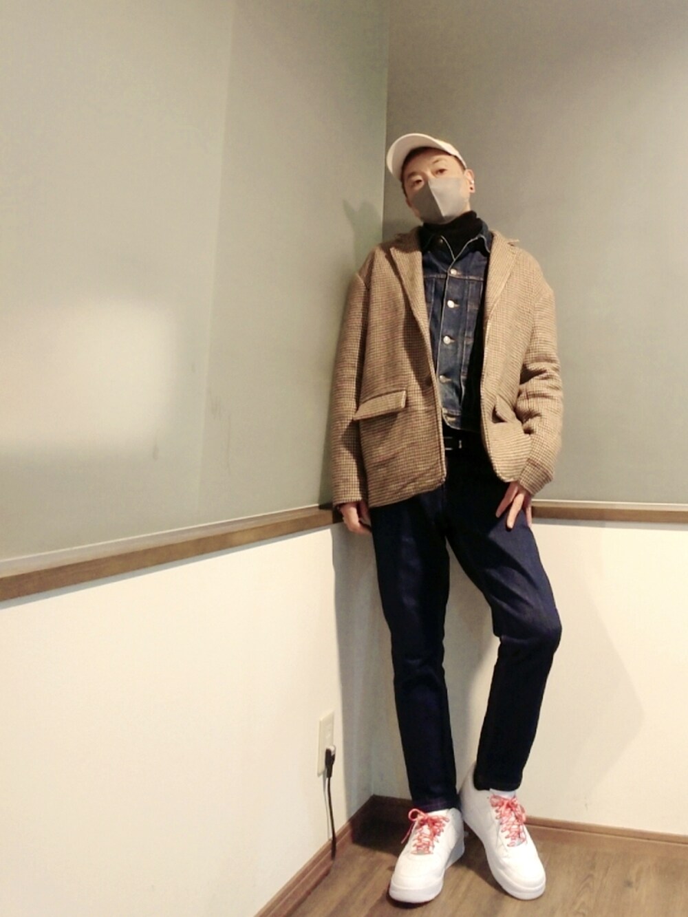 ホワイト系のスニーカー、ブルー系のデニムジャケット、ブルー系のデニムパンツを着用したメンズの冬コーディネートの2枚目の写真