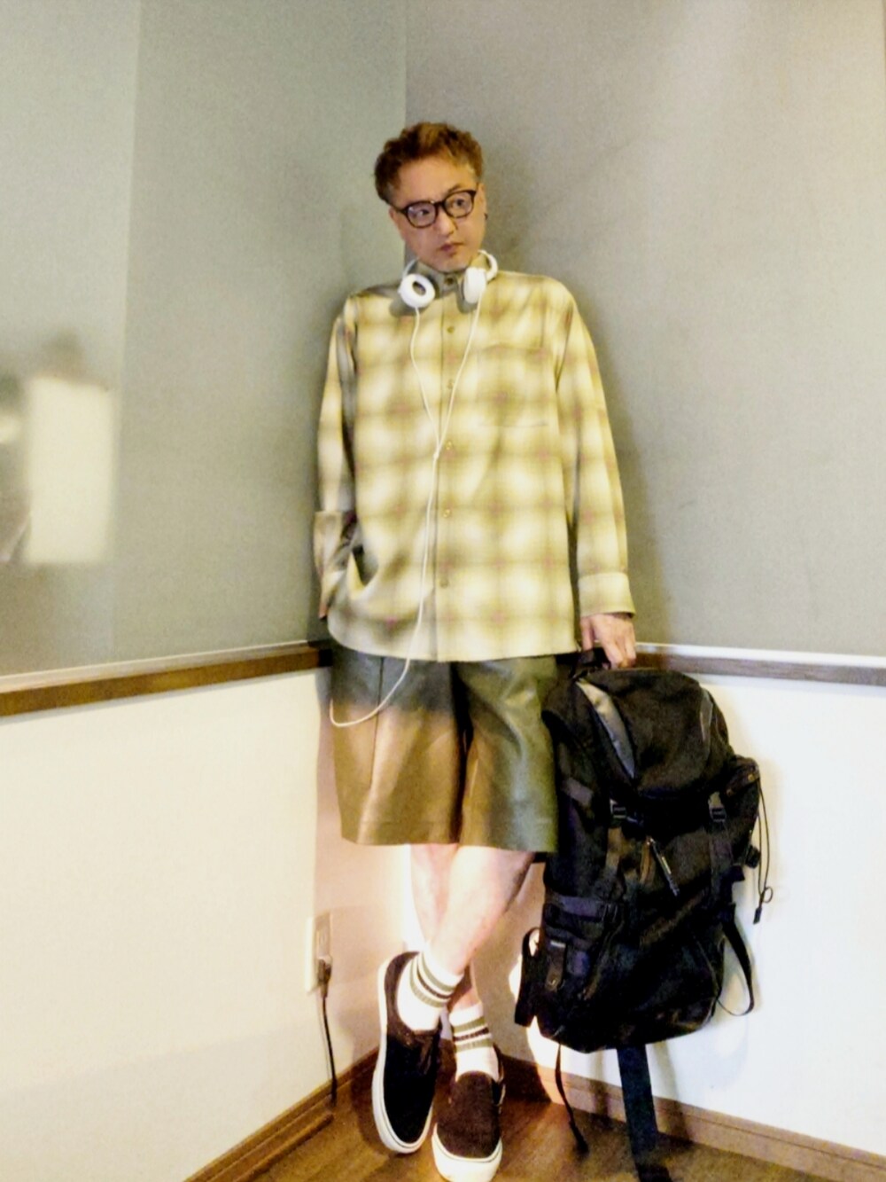 グリーン系のシャツ/ブラウス、グリーン系のその他パンツ、ブラック系のスニーカーを着用したメンズの夏コーディネートの2枚目の写真