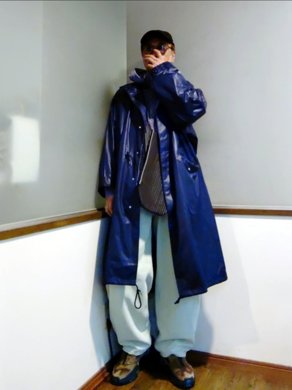 パープル系のパーカー、ブルー系のモッズコート、ブルー系のデニムパンツを着用したメンズの冬コーディネートの3枚目の写真