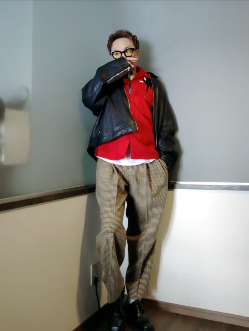 その他のチノパンツ、ブラック系のブルゾン、レッド系のシャツ/ブラウスを着用したメンズの春コーディネートの2枚目の写真