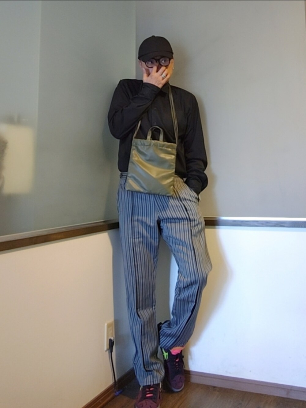 ブラック系のシャツ/ブラウス、ブラック系のショルダーバッグ、グリーン系のショルダーバッグを着用したメンズの秋コーディネートの2枚目の写真