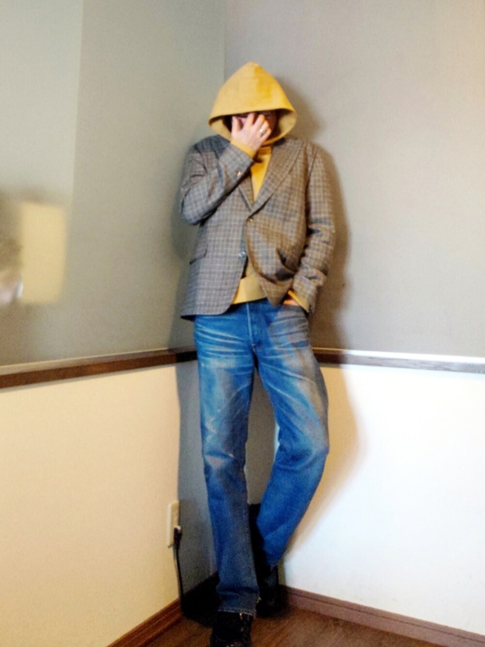 グレー系のテーラードジャケット、ブルー系のデニムパンツ、ブラック系のローファーを着用したメンズの春コーディネートの2枚目の写真