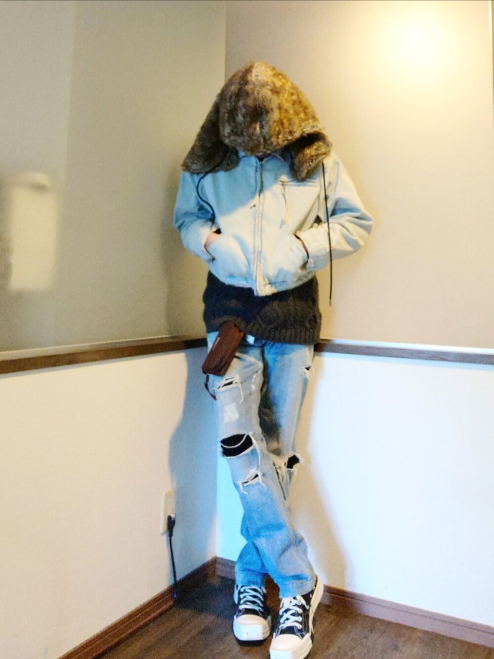 ブルー系のデニムジャケット、ブルー系のデニムパンツ、ブラック系のスニーカーを着用したメンズの秋コーディネートの2枚目の写真