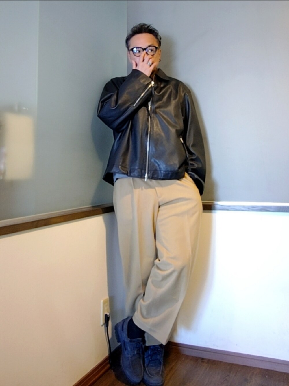 ベージュ系のスラックス、グレー系のスウェット、ブラウン系のシャツ/ブラウスを着用したメンズの秋コーディネートの3枚目の写真