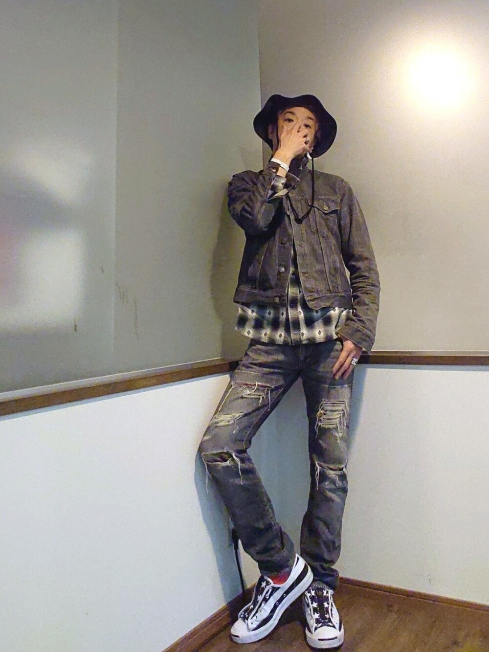 ブラック系のデニムジャケット、ブラック系のシャツ/ブラウス、ブラック系のデニムパンツを着用したメンズの春コーディネートの3枚目の写真