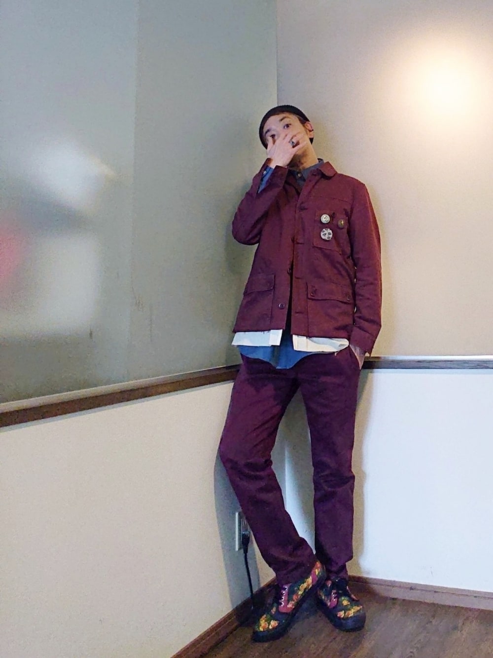 レッド系のカバーオール、ブルー系のシャツ/ブラウス、レッド系のチノパンツを着用したメンズの春コーディネートの4枚目の写真