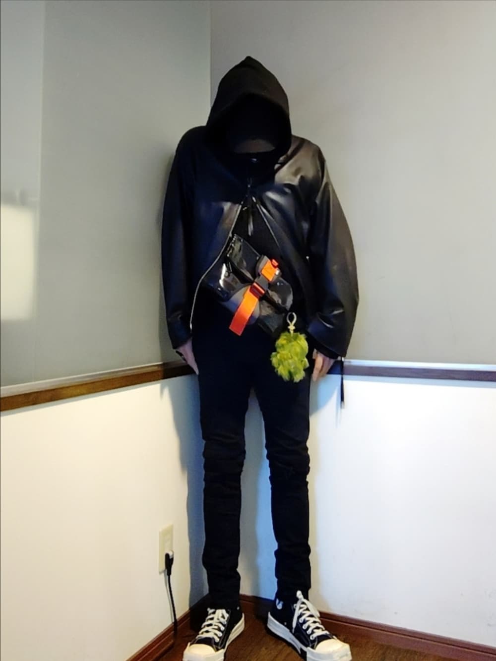 ブラック系のブルゾン、ブラック系のニット/セーター、ブラック系のシャツ/ブラウスを着用したメンズの秋コーディネートの3枚目の写真