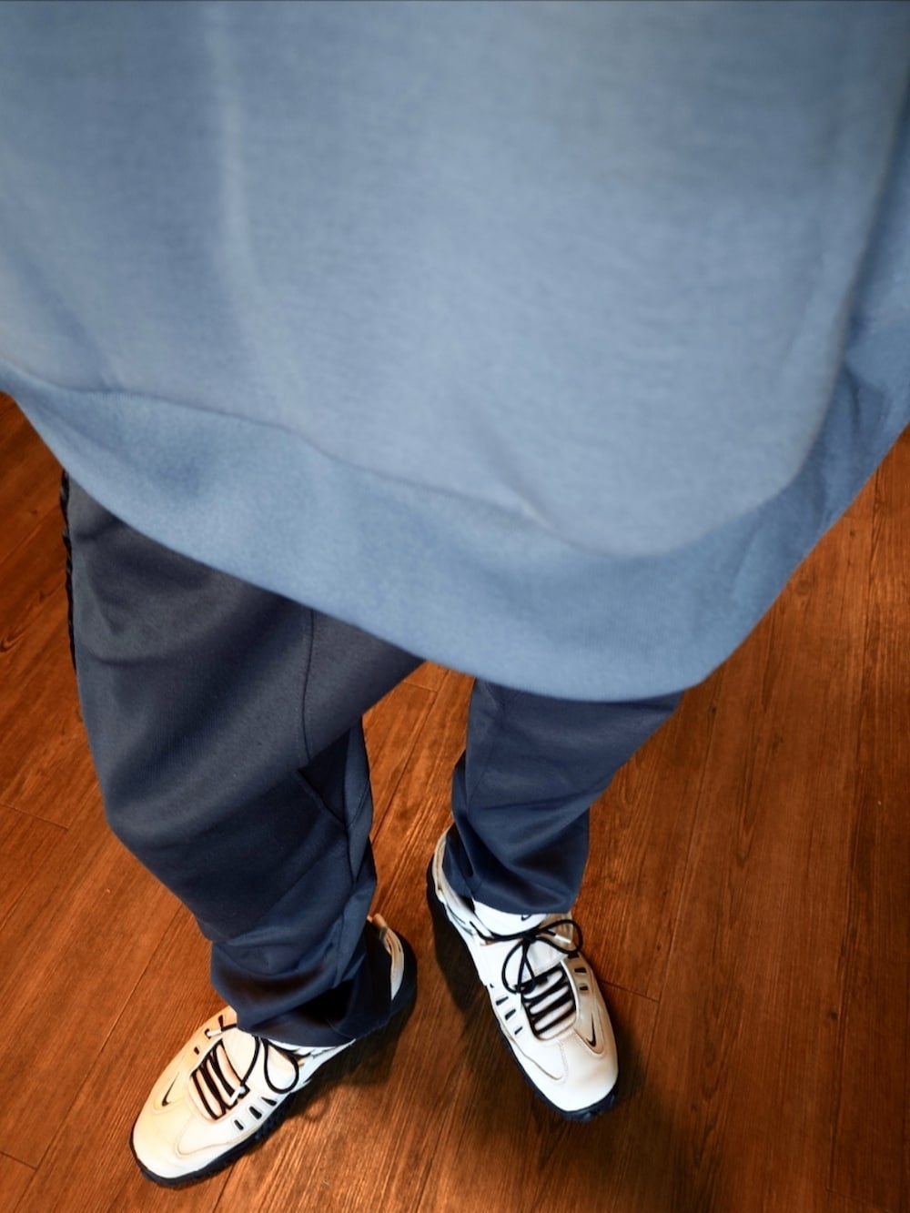 ホワイト系のスニーカー、ホワイト系のスニーカー、グレー系のその他パンツを着用したメンズの秋コーディネートの2枚目の写真