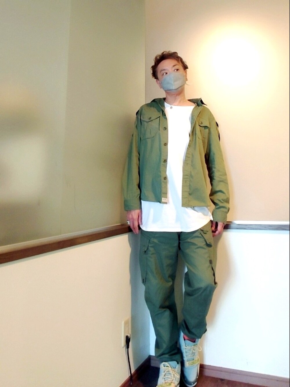 グリーン系のシャツ/ブラウス、ホワイト系のTシャツ/カットソー、グリーン系のカーゴパンツを着用したメンズの秋コーディネートの2枚目の写真