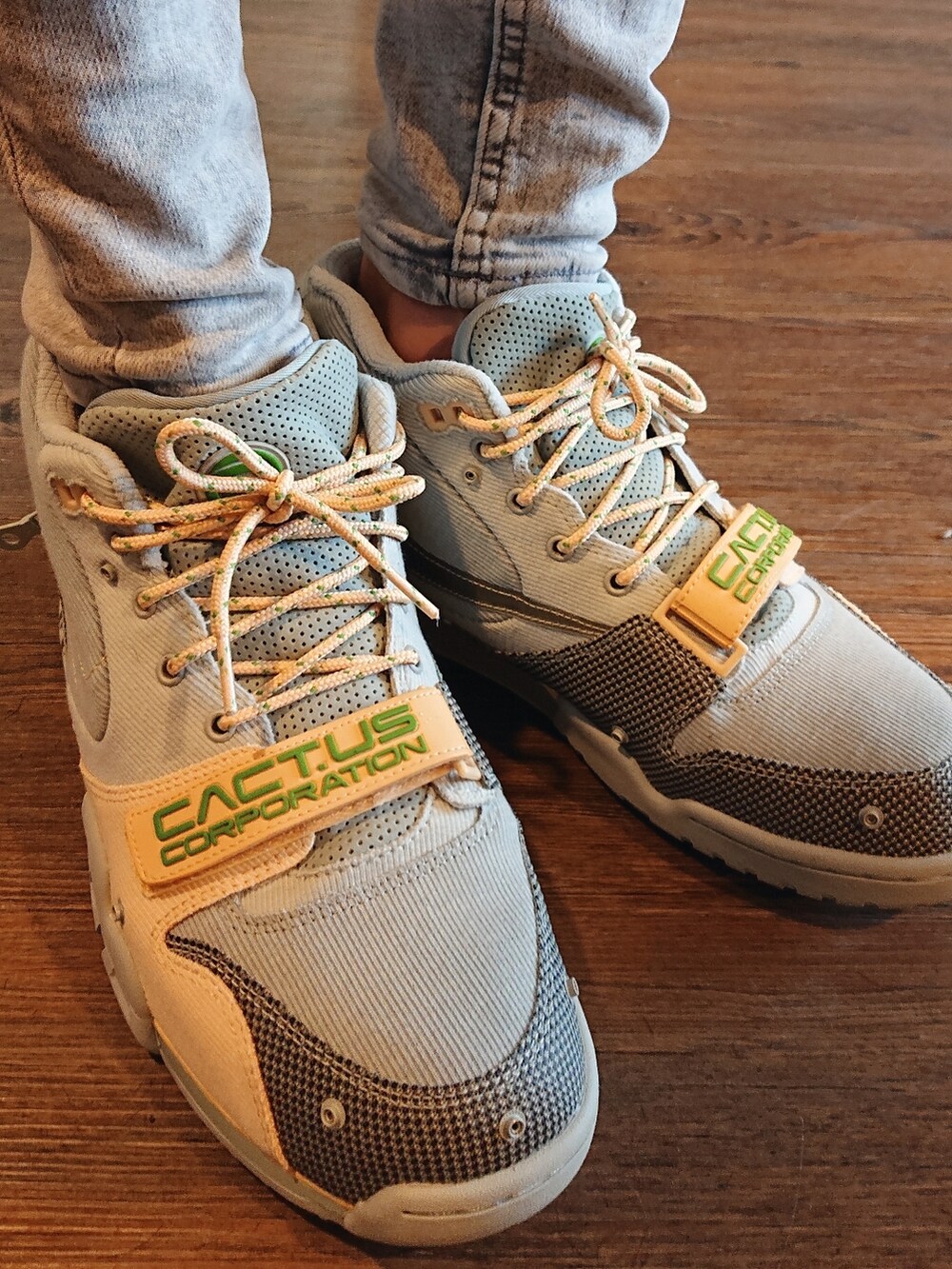 ホワイト系のTシャツ/カットソー、グリーン系のシャツ/ブラウス、グレー系のデニムパンツを着用したメンズの夏コーディネートの3枚目の写真