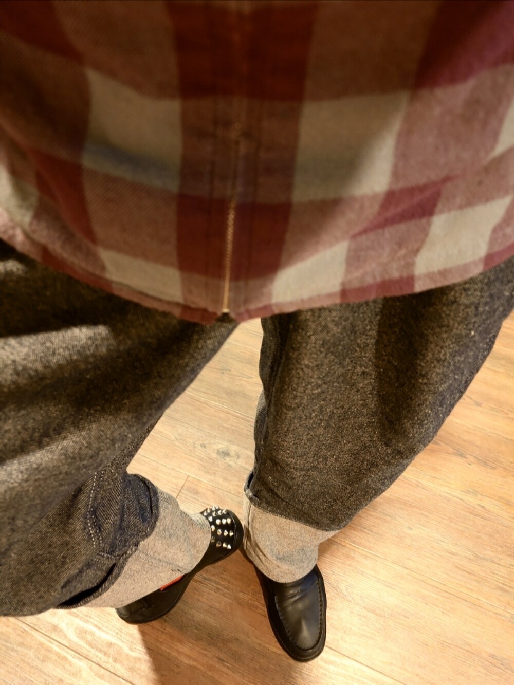 レッド系のシャツ/ブラウス、ブルー系のデニムパンツ、ホワイト系のショルダーバッグを着用したメンズの秋コーディネートの2枚目の写真