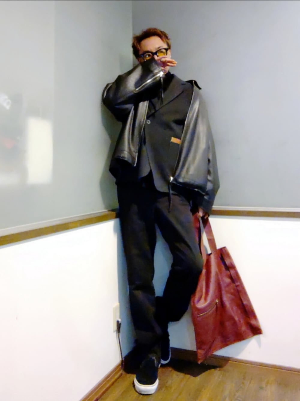 グレー系のテーラードジャケット、ブラック系のブルゾン、ブラック系のニット/セーターを着用したメンズの春コーディネートの2枚目の写真