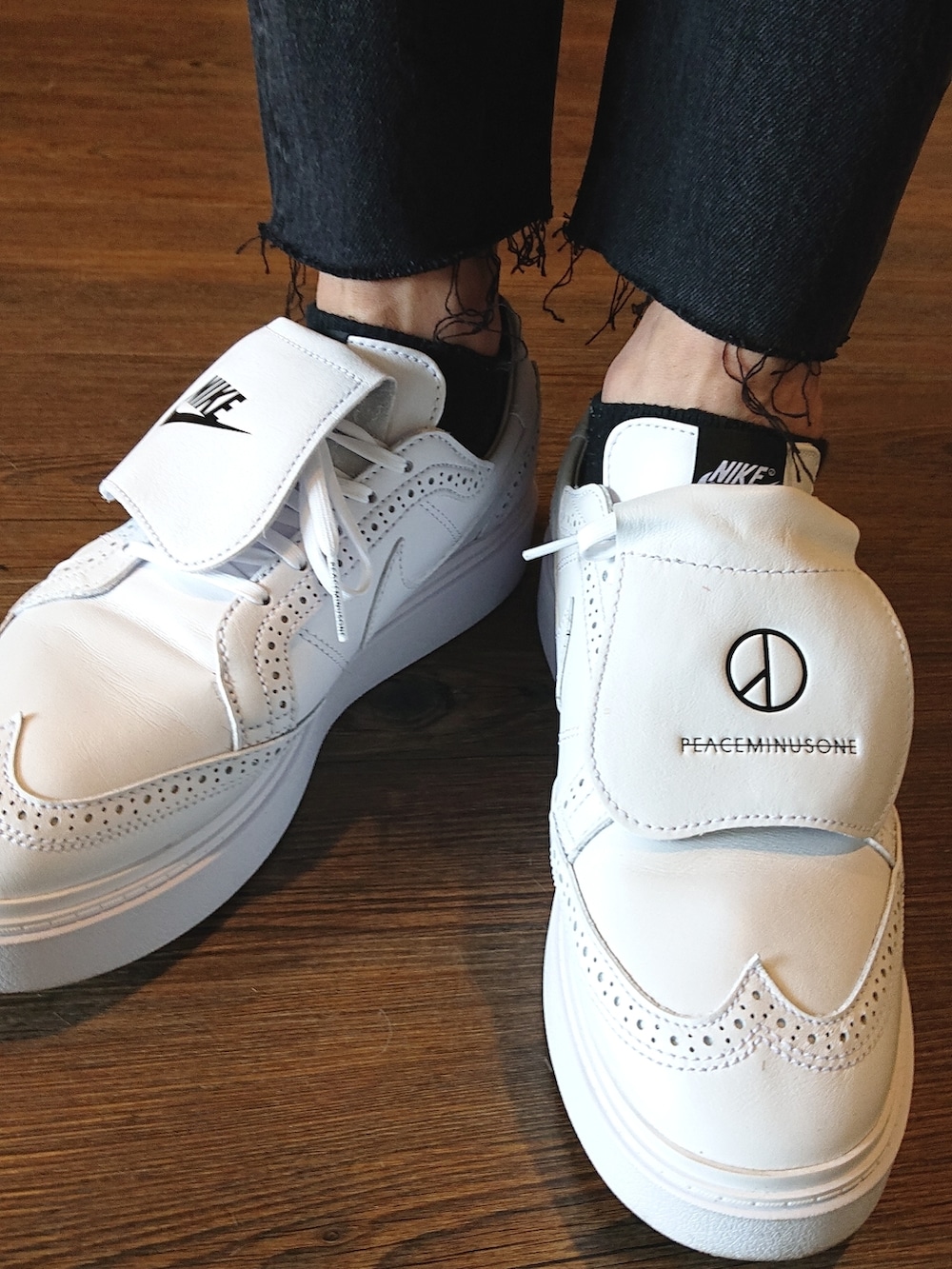 ブラック系のTシャツ/カットソー、ブラック系のシャツ/ブラウス、ブラック系のデニムパンツを着用したメンズの夏コーディネートの3枚目の写真