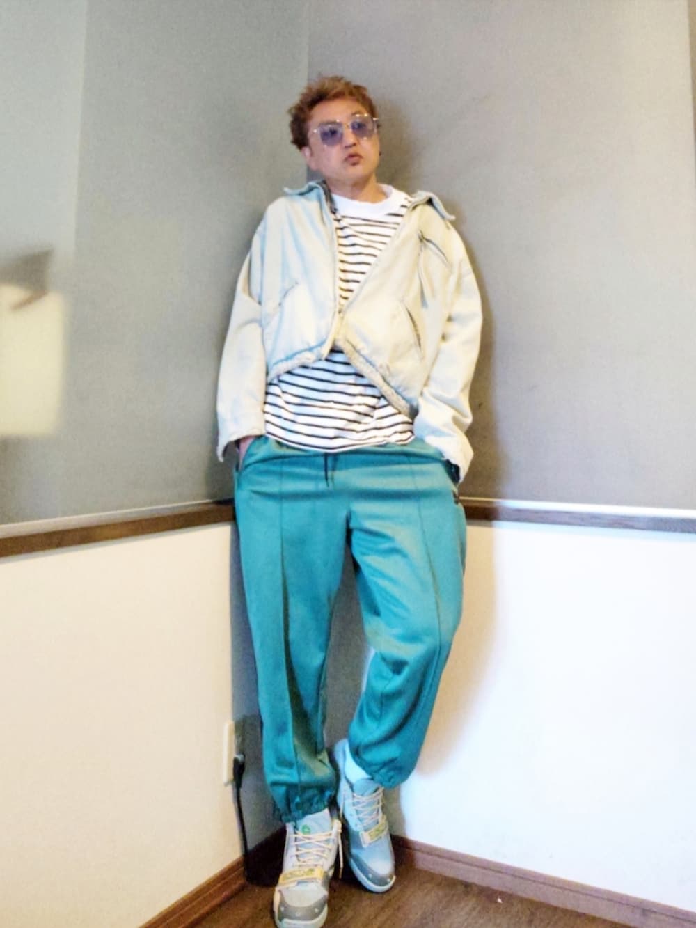 グリーン系のその他パンツ、ホワイト系のTシャツ/カットソー、ブルー系のスニーカーを着用したメンズの夏コーディネートの2枚目の写真