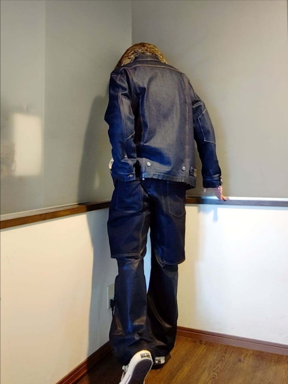 ブルー系のデニムジャケット、ブルー系のデニムパンツ、シルバー系のスニーカーを着用したメンズの秋コーディネートの4枚目の写真