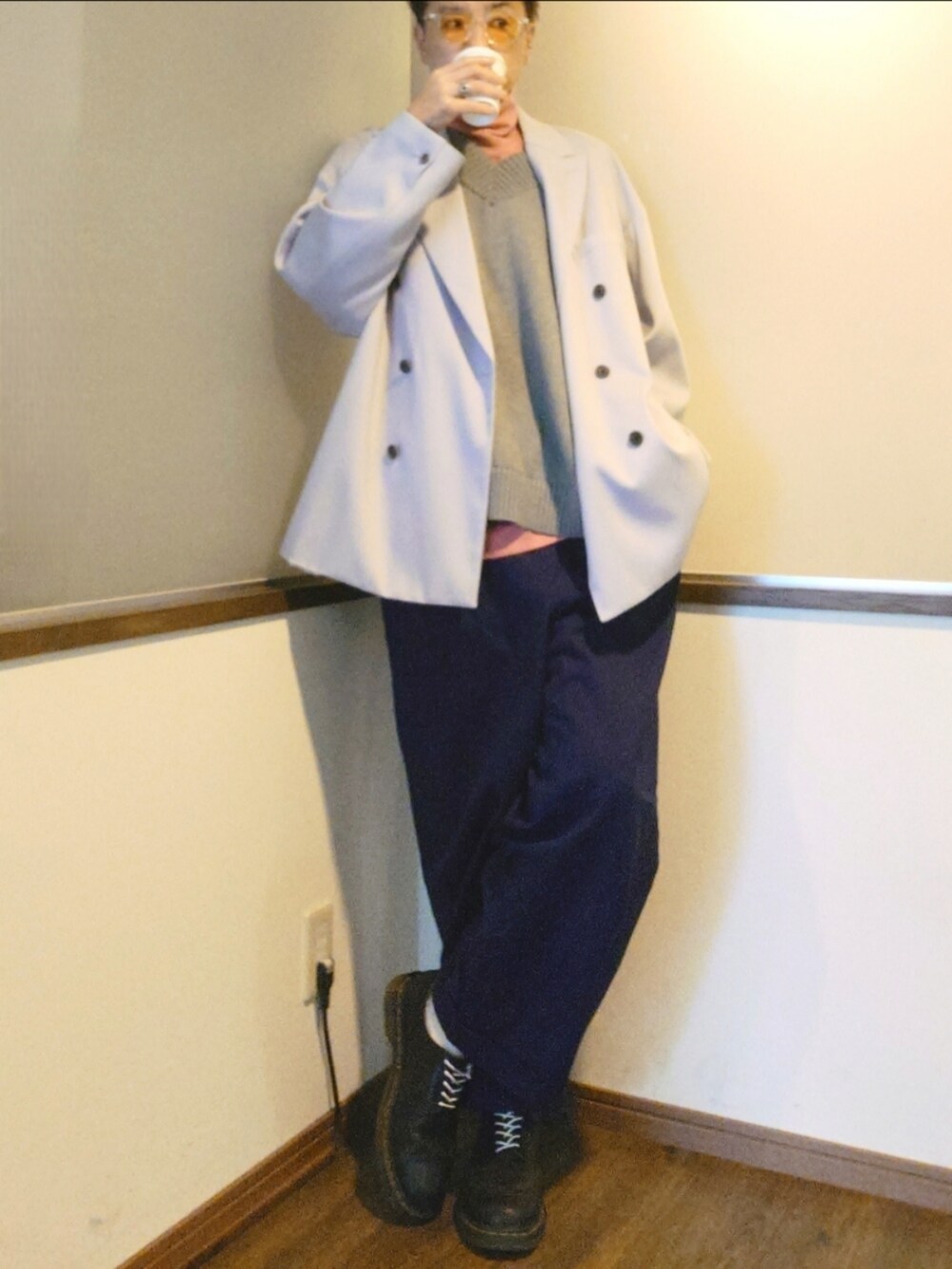 パープル系のテーラードジャケット、グレー系のベスト、ピンク系のTシャツ/カットソーを着用したメンズの春コーディネートの2枚目の写真