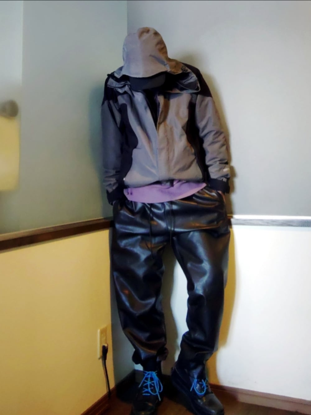 グレー系のマウンテンパーカー、パープル系のニット/セーター、ブラック系のパンツを着用したメンズの冬コーディネートの3枚目の写真