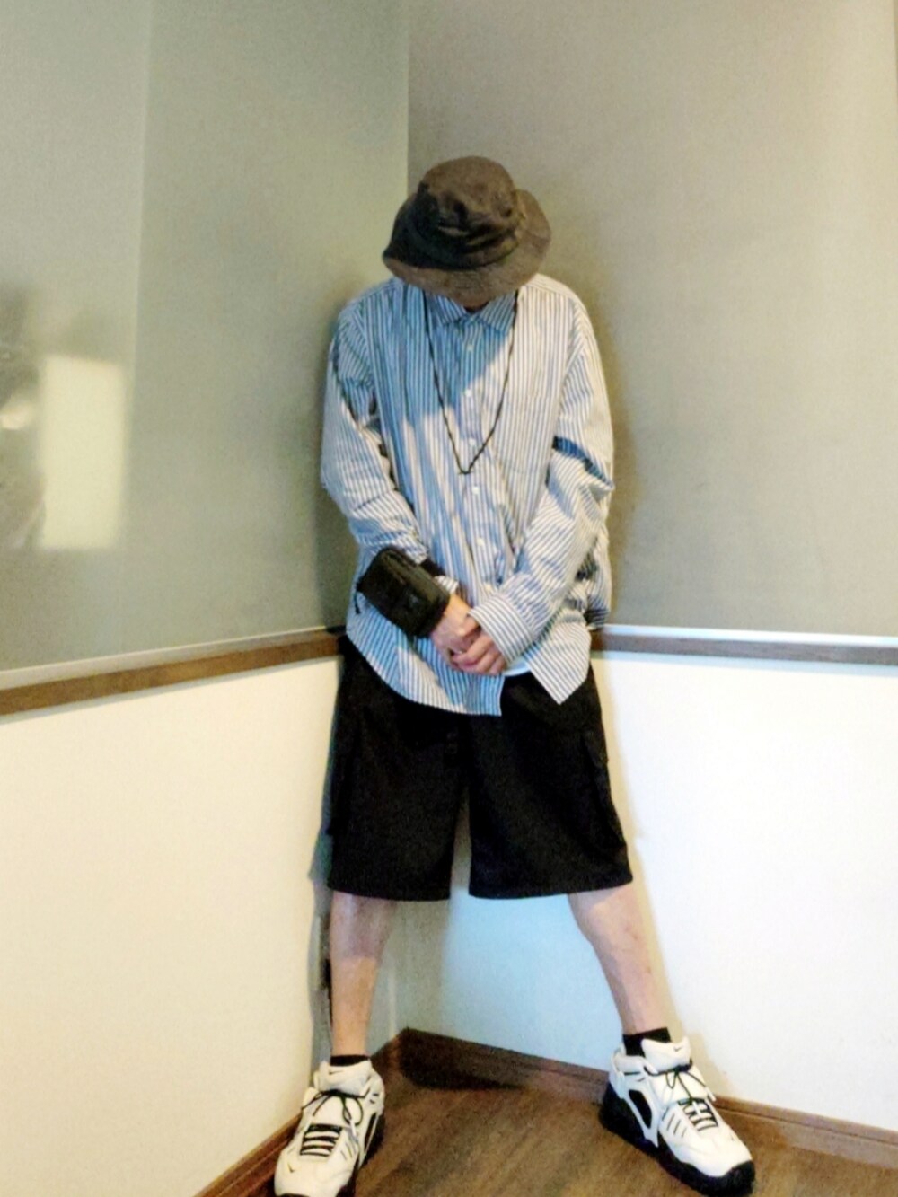 グリーン系のボディバッグ/ウエストポーチ、ホワイト系のシャツ/ブラウス、ブラック系のカーゴパンツを着用したメンズの夏コーディネートの3枚目の写真