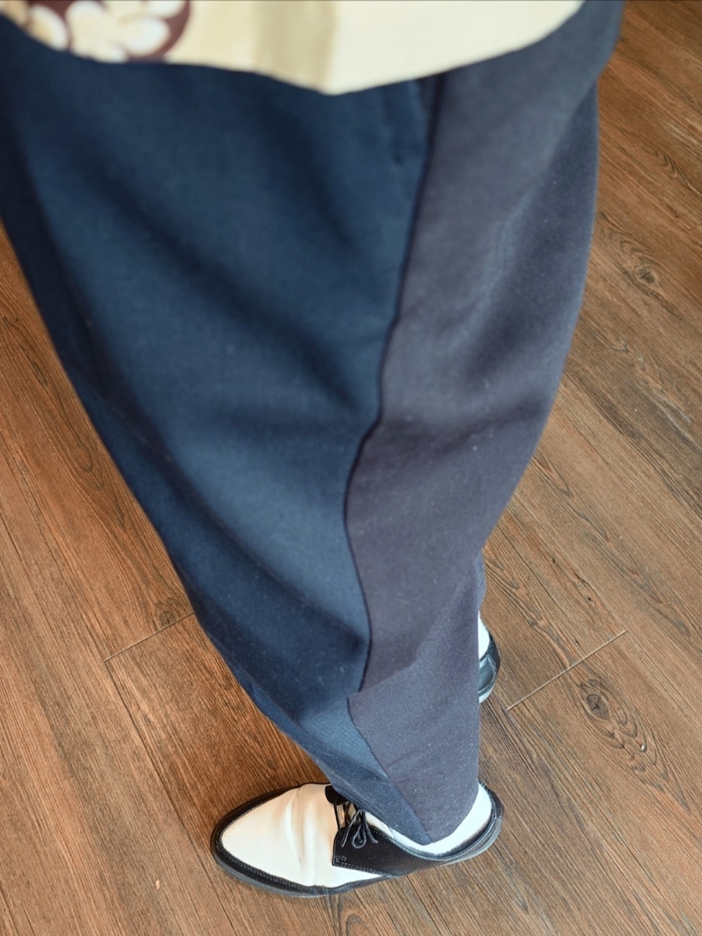 ゴールド系のシャツ/ブラウス、ブルー系のチノパンツ、ホワイト系のドレスシューズを着用したメンズの夏コーディネートの2枚目の写真