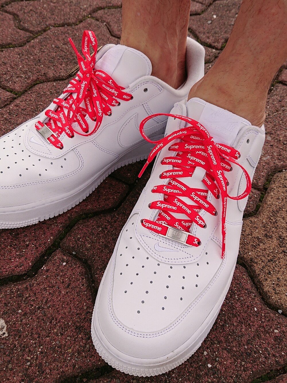 ブラック系のシャツ/ブラウス、ホワイト系のタンクトップ、レッド系のショルダーバッグを着用したメンズの夏コーディネートの3枚目の写真