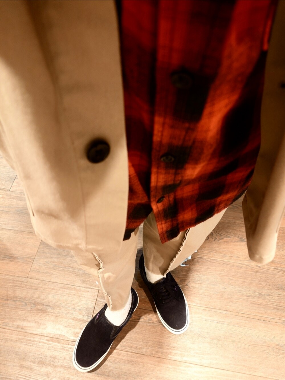 ベージュ系のカバーオール、ベージュ系のその他パンツ、レッド系のシャツ/ブラウスを着用したメンズの秋コーディネートの2枚目の写真