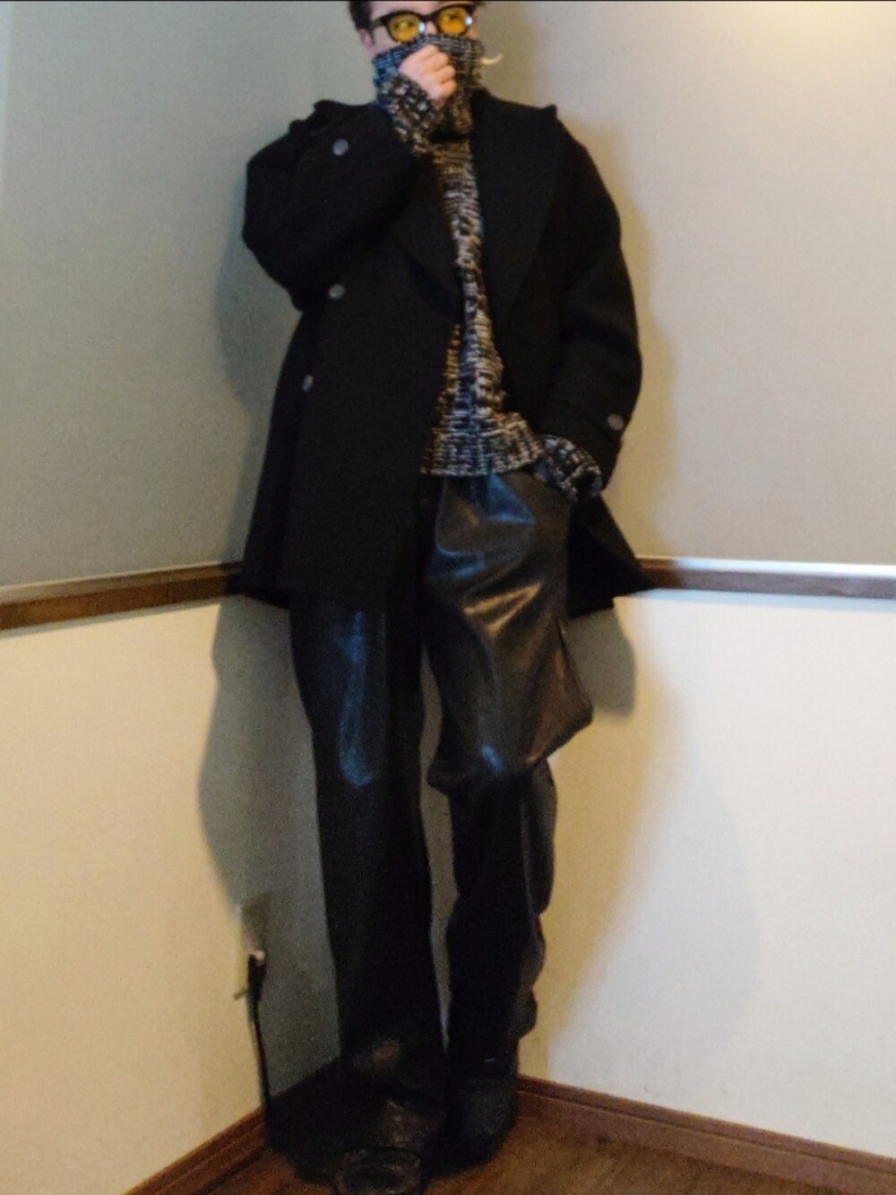 ブラック系のニット/セーター、ブラック系のピーコート、ブラック系のその他パンツを着用したメンズの冬コーディネートの2枚目の写真