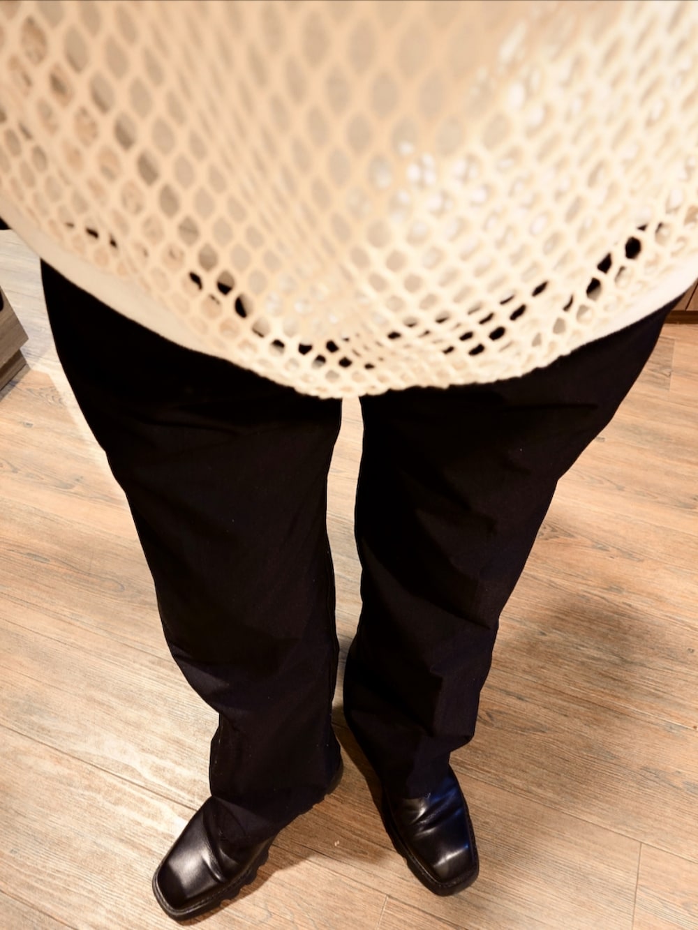 ブルー系のテーラードジャケット、ホワイト系のTシャツ/カットソー、ブラック系のスラックスを着用したメンズの秋コーディネートの3枚目の写真