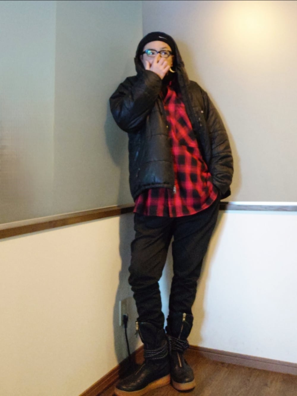 レッド系のシャツ/ブラウス、ブラック系のパンツ、ブラック系のスニーカーを着用したメンズの冬コーディネートの2枚目の写真