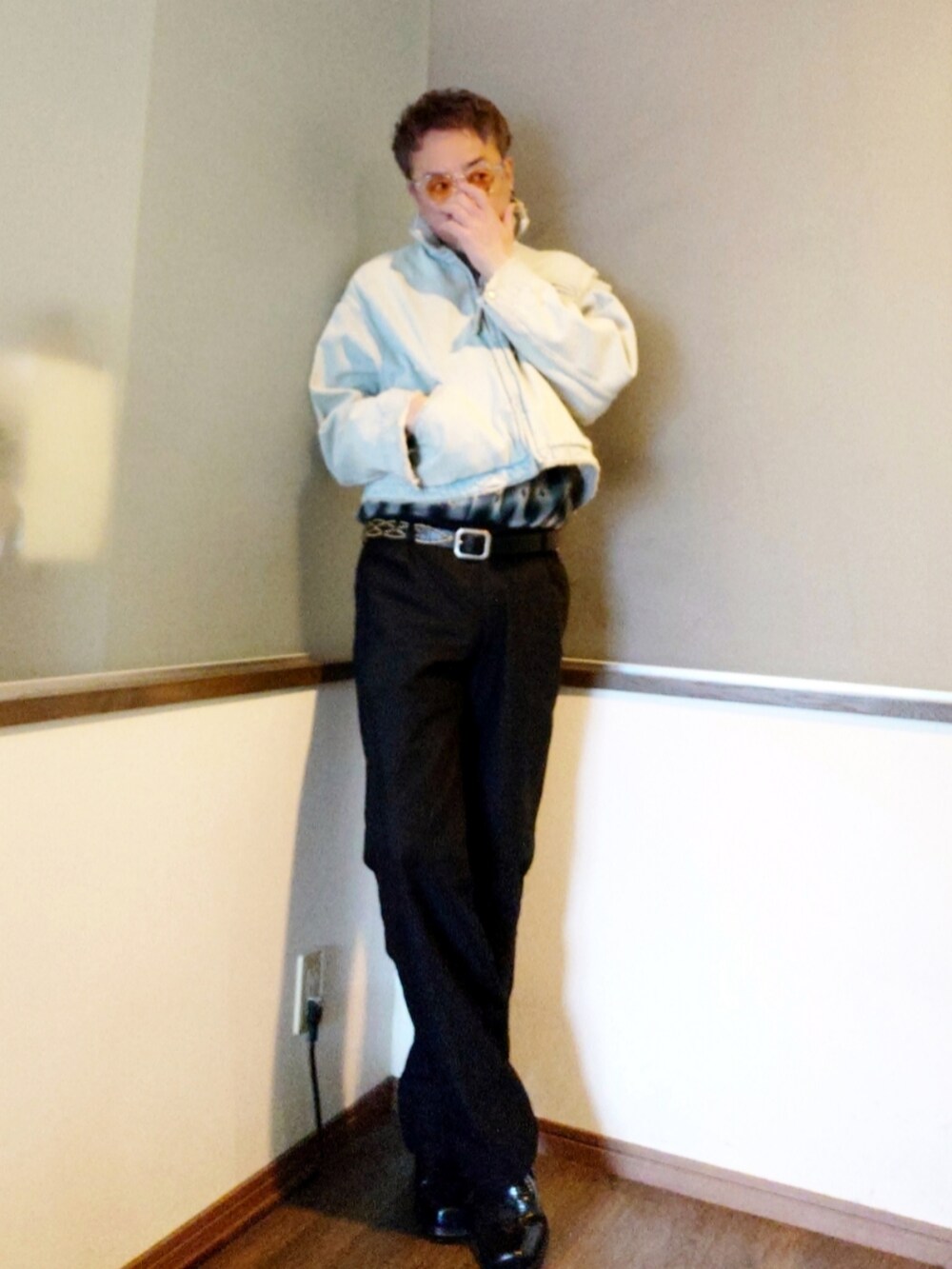 ブラック系のシャツ/ブラウス、ブルー系のデニムジャケット、ブラック系のスラックスを着用したメンズの春コーディネートの3枚目の写真