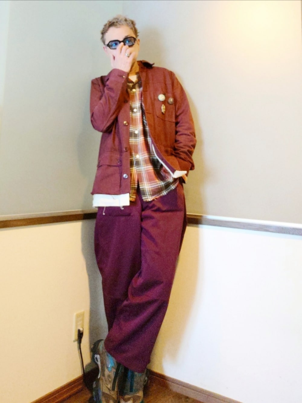 レッド系のカバーオール、ブラウン系のシャツ/ブラウス、ブルー系のダッフルコートを着用したメンズの冬コーディネートの2枚目の写真