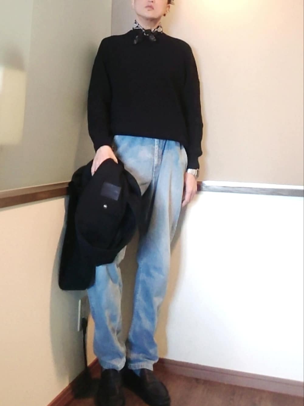 ブルー系のテーラードジャケット、ブルー系のデニムパンツ、ブラック系のローファーを着用したメンズの春コーディネートの2枚目の写真