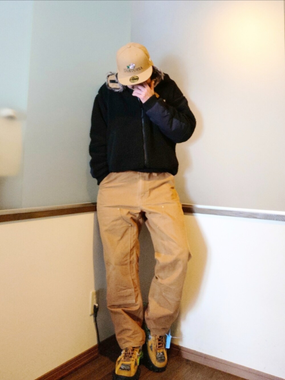 ブラウン系のその他パンツ、ブラック系のブルゾン、ブラウン系のスニーカーを着用したメンズの冬コーディネートの3枚目の写真