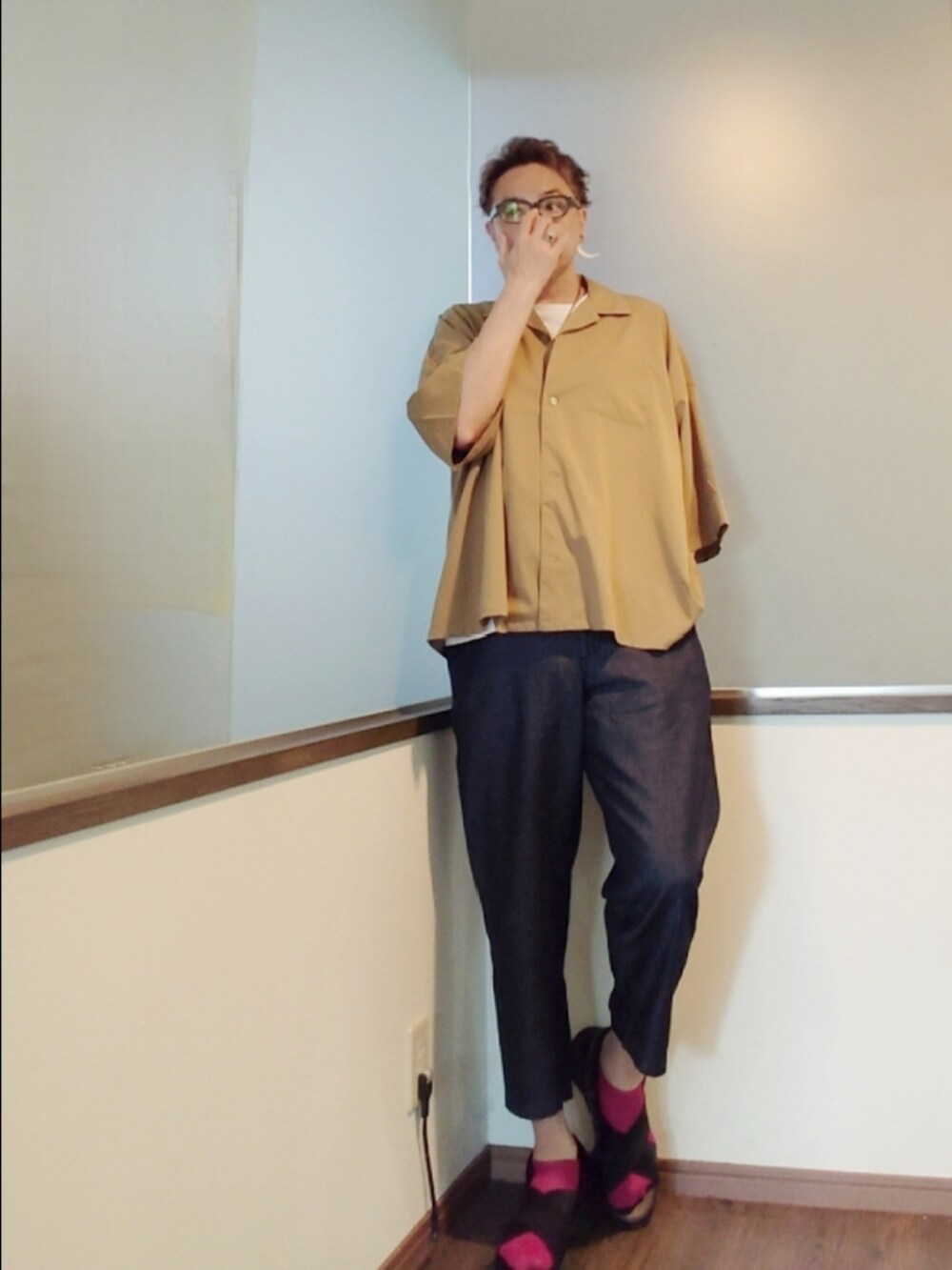 ベージュ系のシャツ/ブラウス、ブルー系のパンツ、ブラック系のサンダルを着用したメンズの夏コーディネートの2枚目の写真