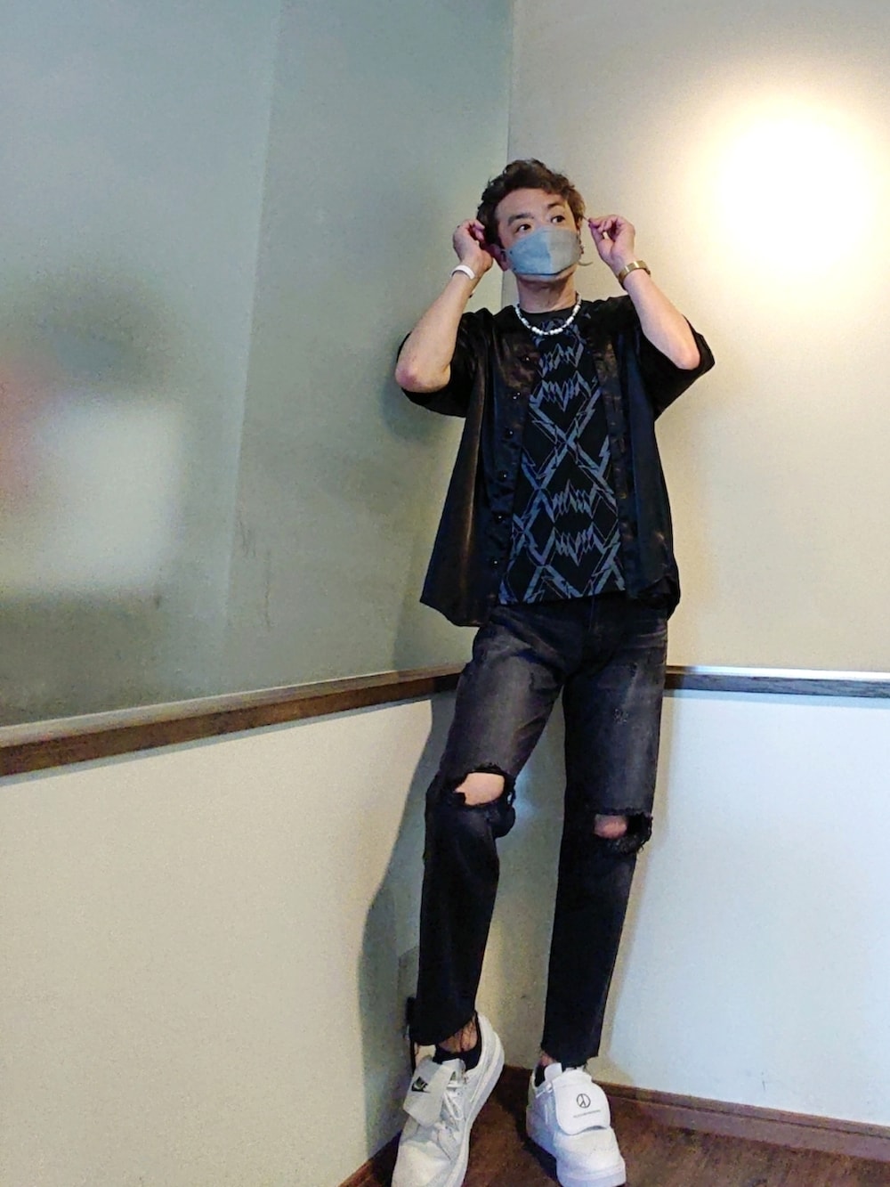 ブラック系のTシャツ/カットソー、ブラック系のシャツ/ブラウス、ブラック系のデニムパンツを着用したメンズの夏コーディネートの2枚目の写真