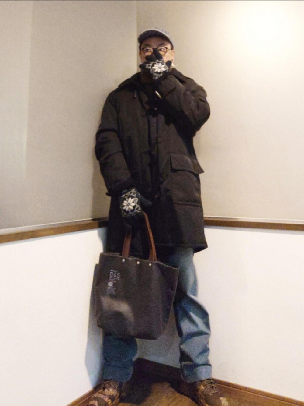 ブルー系のダッフルコート、ベージュ系のニット/セーター、ブルー系のデニムパンツを着用したメンズの冬コーディネートの2枚目の写真