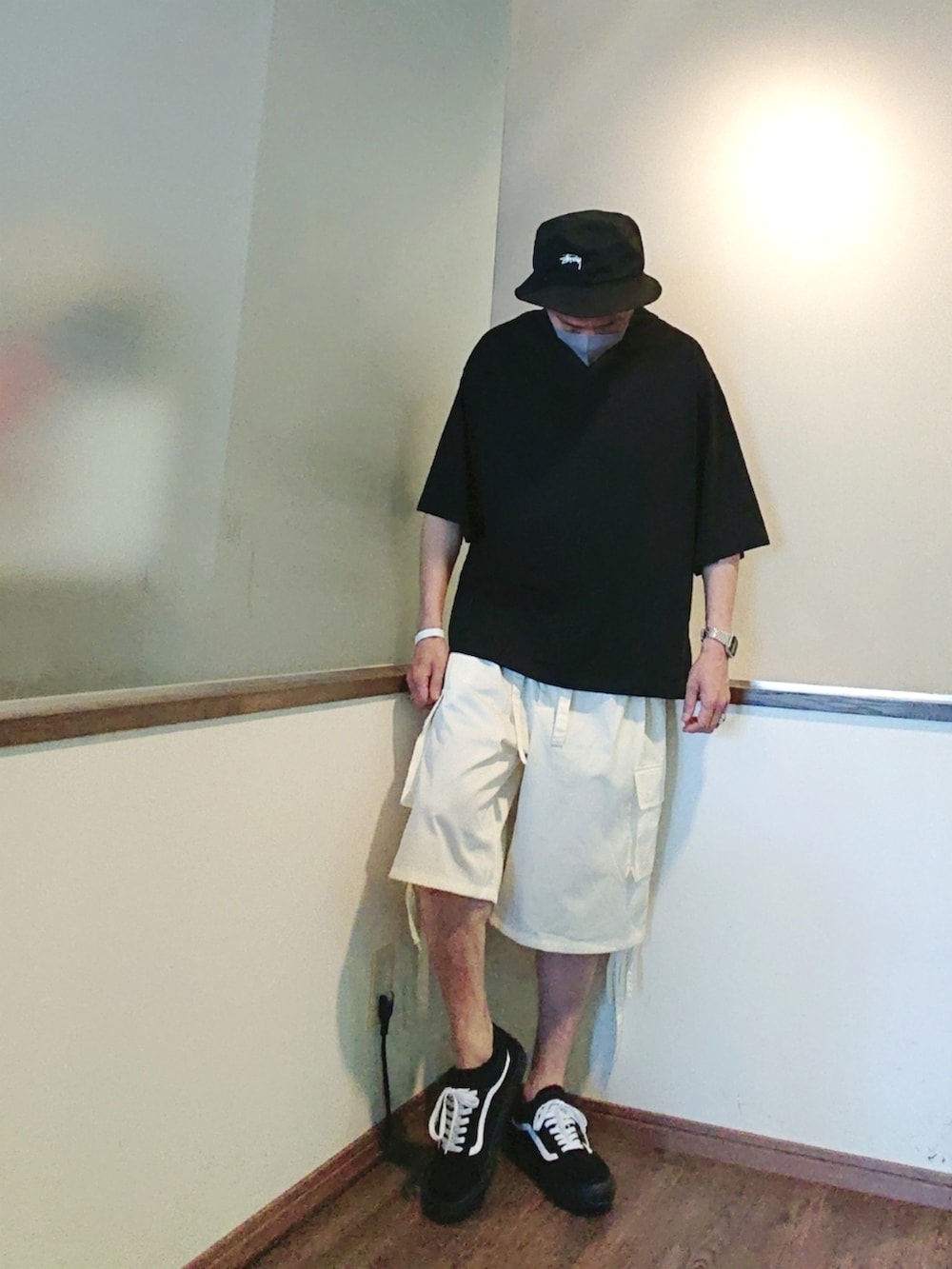 ブラック系のTシャツ/カットソー、ブラック系のスニーカー、イエロー系のカーゴパンツを着用したメンズの夏コーディネートの2枚目の写真