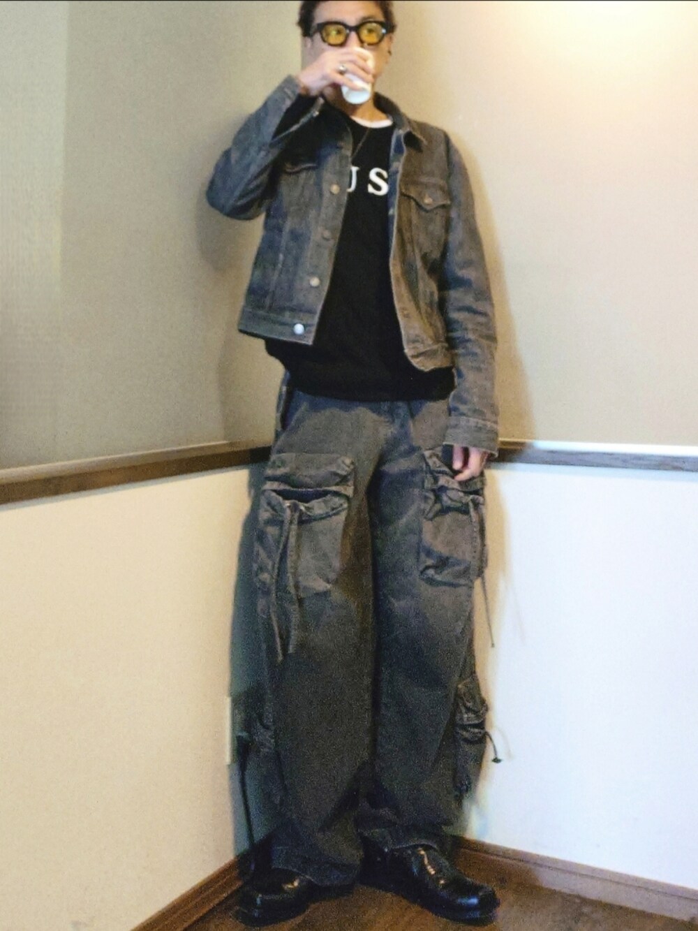 ブラック系のデニムジャケット、ブラック系のスウェット、ブラック系のカーゴパンツを着用したメンズの春コーディネートの2枚目の写真