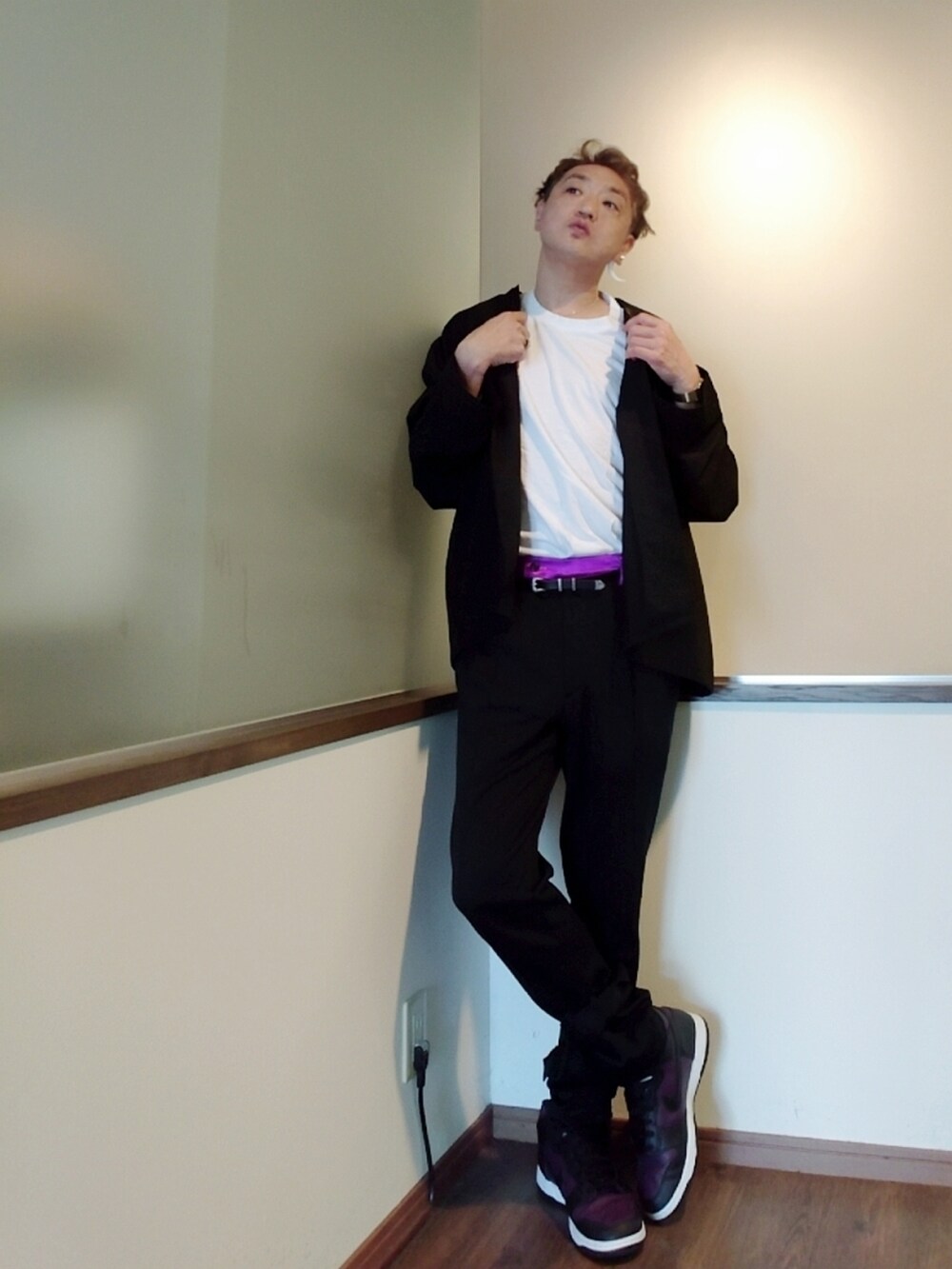 ホワイト系のTシャツ/カットソー、ブラック系のシャツ/ブラウス、ブラック系のその他パンツを着用したメンズの秋コーディネートの2枚目の写真