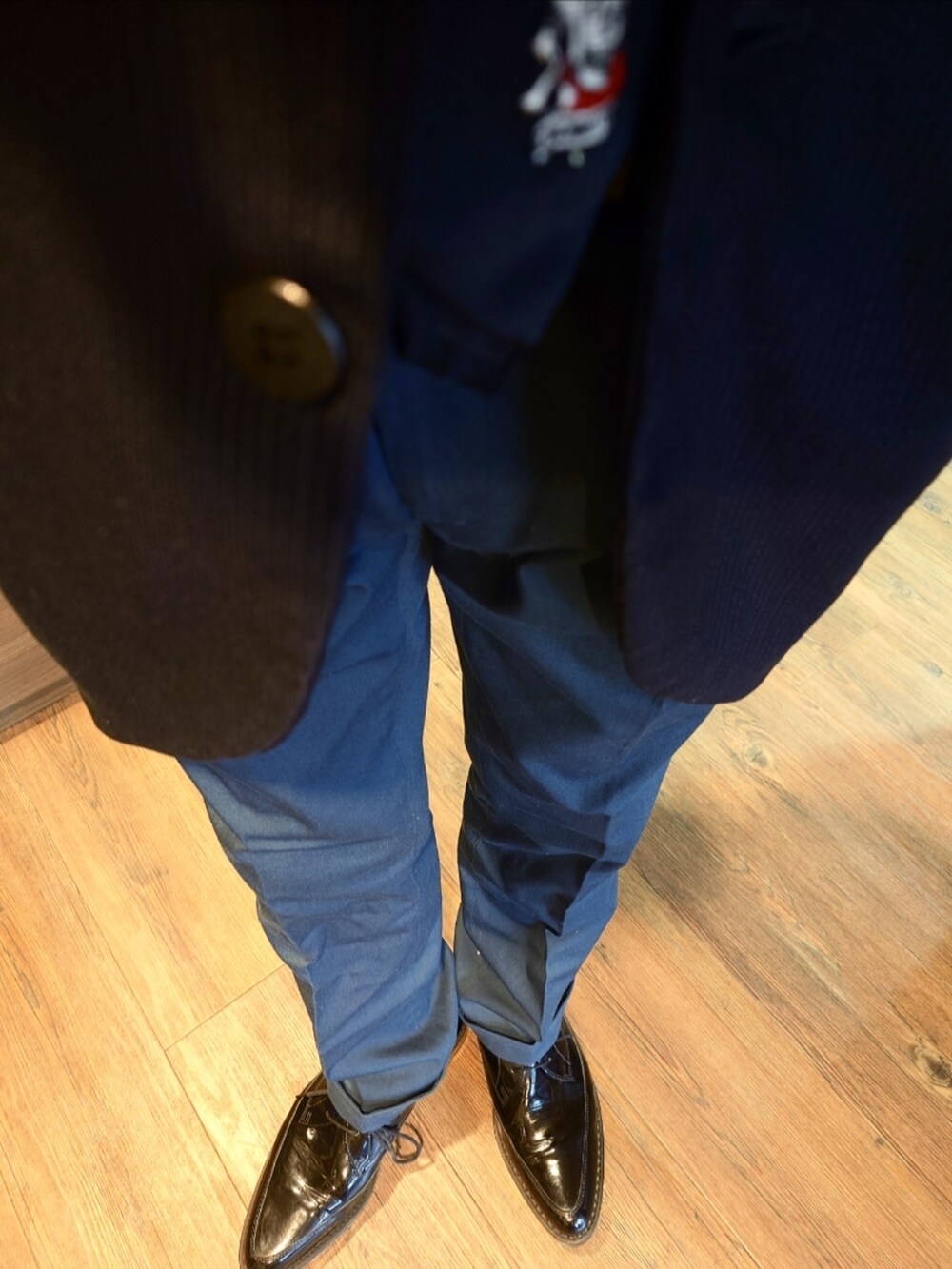 ブルー系のテーラードジャケット、ブルー系のスラックス、ブラック系のドレスシューズを着用したメンズの秋コーディネートの3枚目の写真