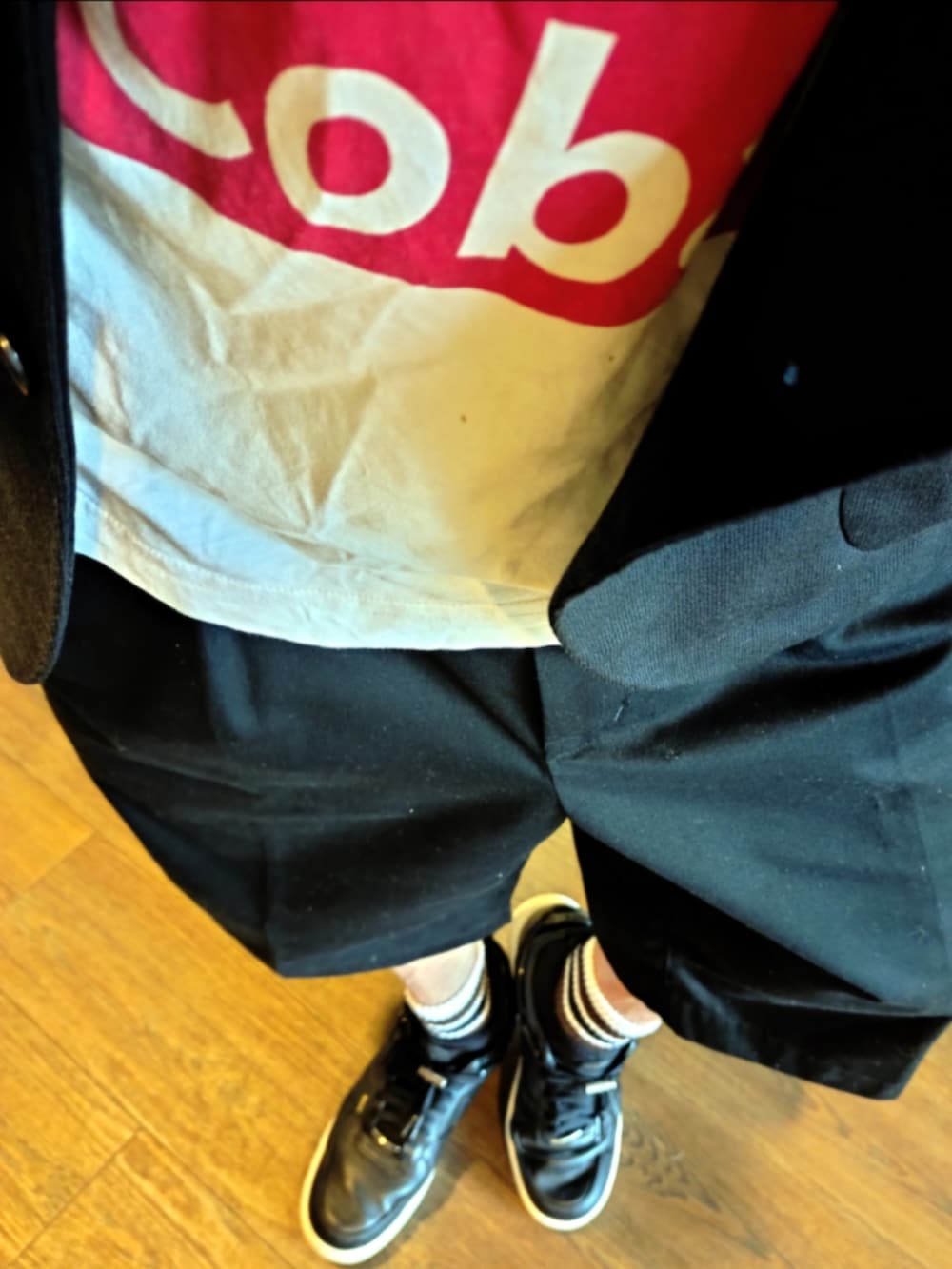 グレー系のテーラードジャケット、ホワイト系のTシャツ/カットソー、ブラック系のチノパンツを着用したメンズの秋コーディネートの3枚目の写真