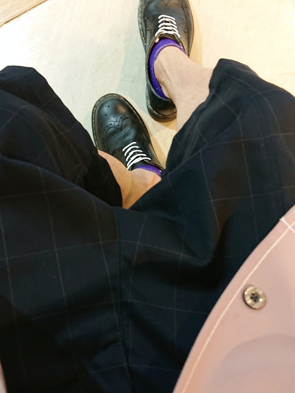 ピンク系のシャツ/ブラウス、ブルー系のスラックス、ブラック系のドレスシューズを着用したメンズの夏コーディネートの3枚目の写真