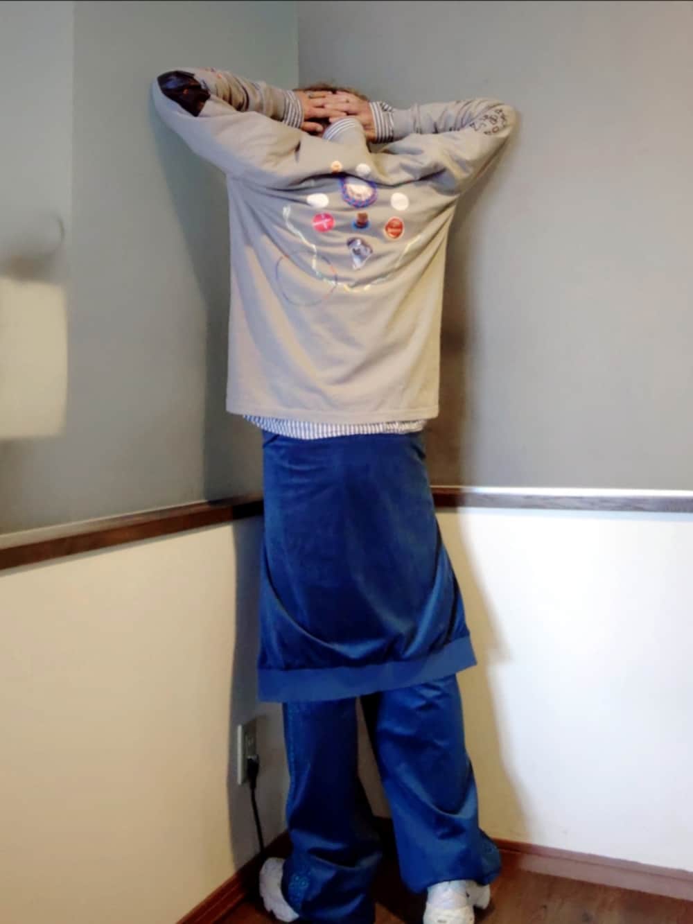 グレー系のTシャツ/カットソー、ホワイト系のシャツ/ブラウス、ホワイト系のスニーカーを着用したメンズの春コーディネートの4枚目の写真