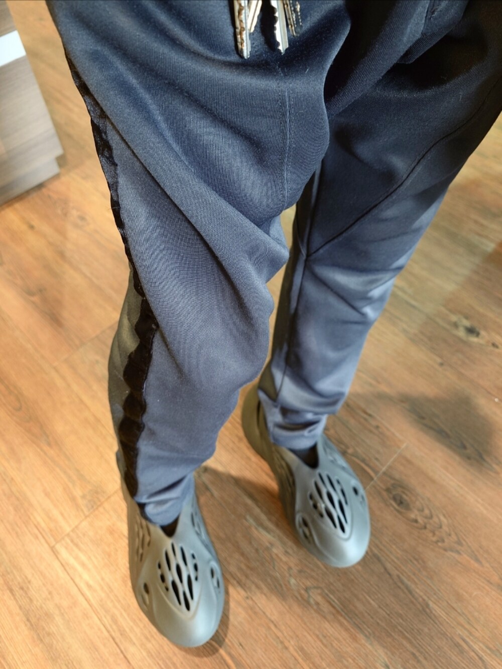 ベージュ系のニット/セーター、グレー系のその他パンツ、グレー系のシューズを着用したメンズの夏コーディネートの2枚目の写真