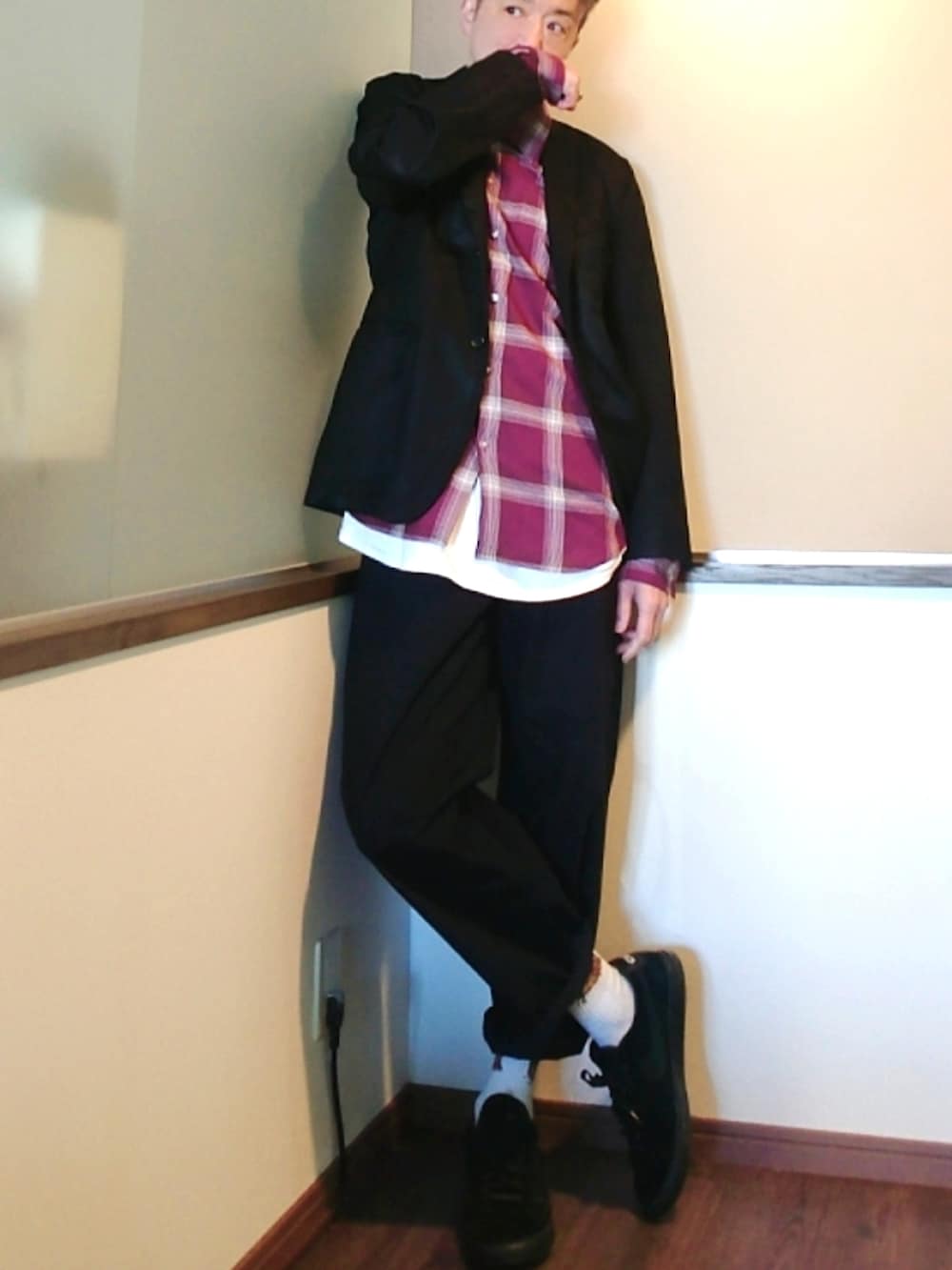 レッド系のシャツ/ブラウス、ブラック系のテーラードジャケット、ブラック系のデニムパンツを着用したメンズの春コーディネートの2枚目の写真