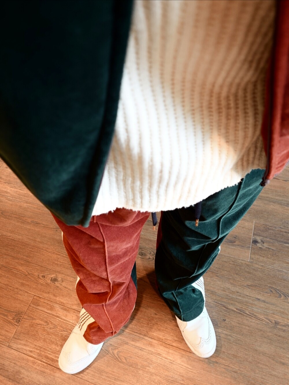 その他のジャージ、ベージュ系のTシャツ/カットソー、その他のその他パンツを着用したメンズの秋コーディネートの3枚目の写真