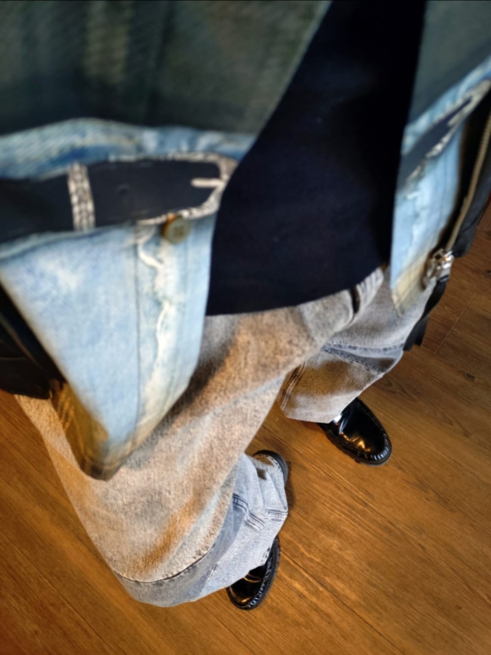 グレー系のデニムパンツ、ブラック系のブルゾン、ブラウン系のシャツ/ブラウスを着用したメンズの秋コーディネートの4枚目の写真