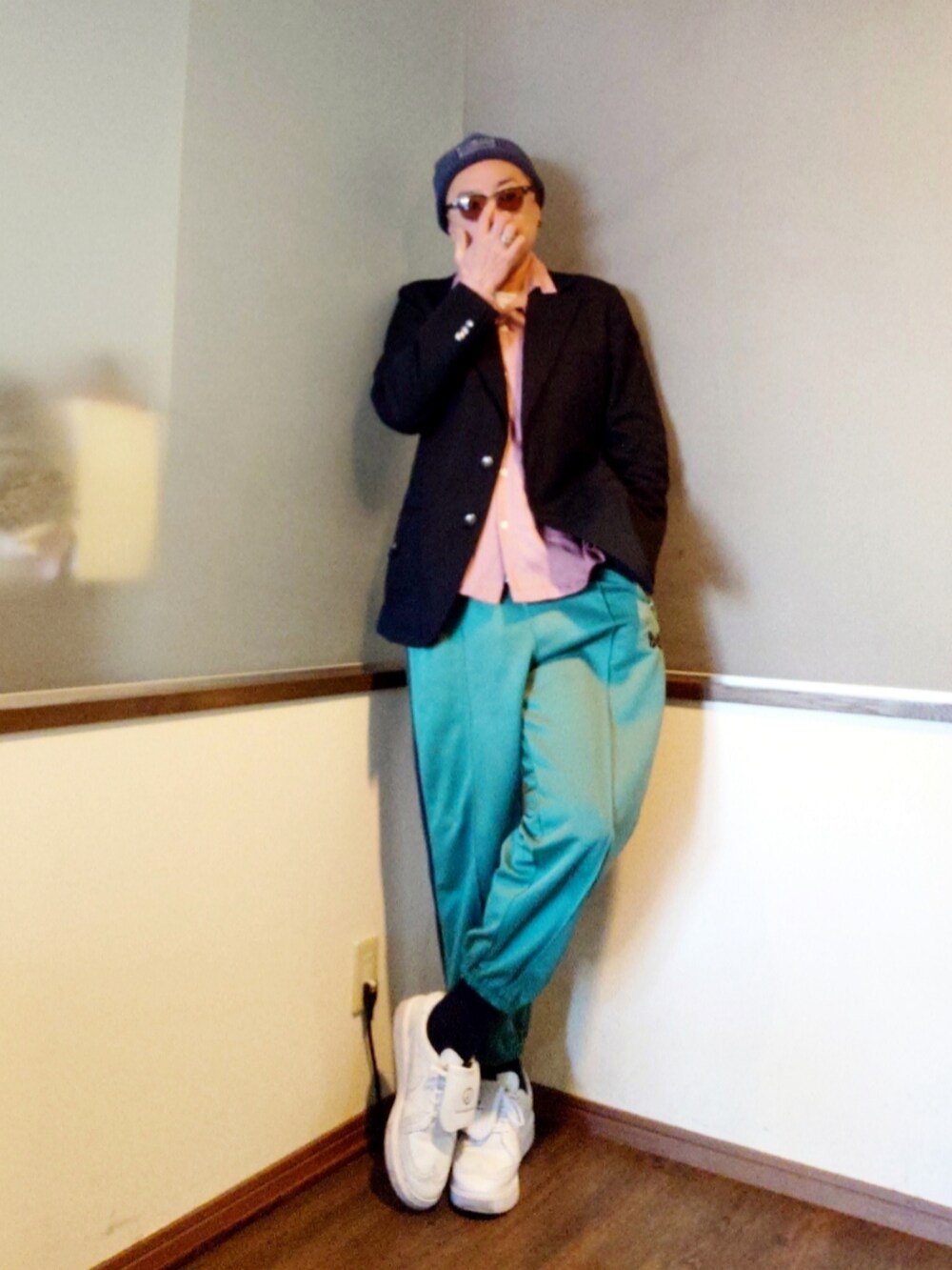 グリーン系のその他パンツ、ホワイト系のドレスシューズ、ピンク系のシャツ/ブラウスを着用したメンズの春コーディネートの3枚目の写真