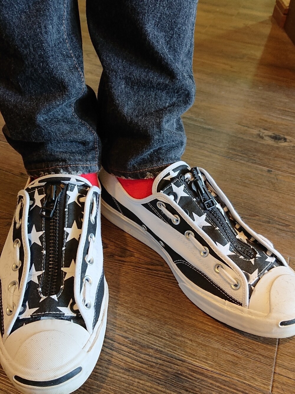 ブラック系のベスト、ホワイト系のTシャツ/カットソー、ブラック系のデニムパンツを着用したメンズの夏コーディネートの4枚目の写真