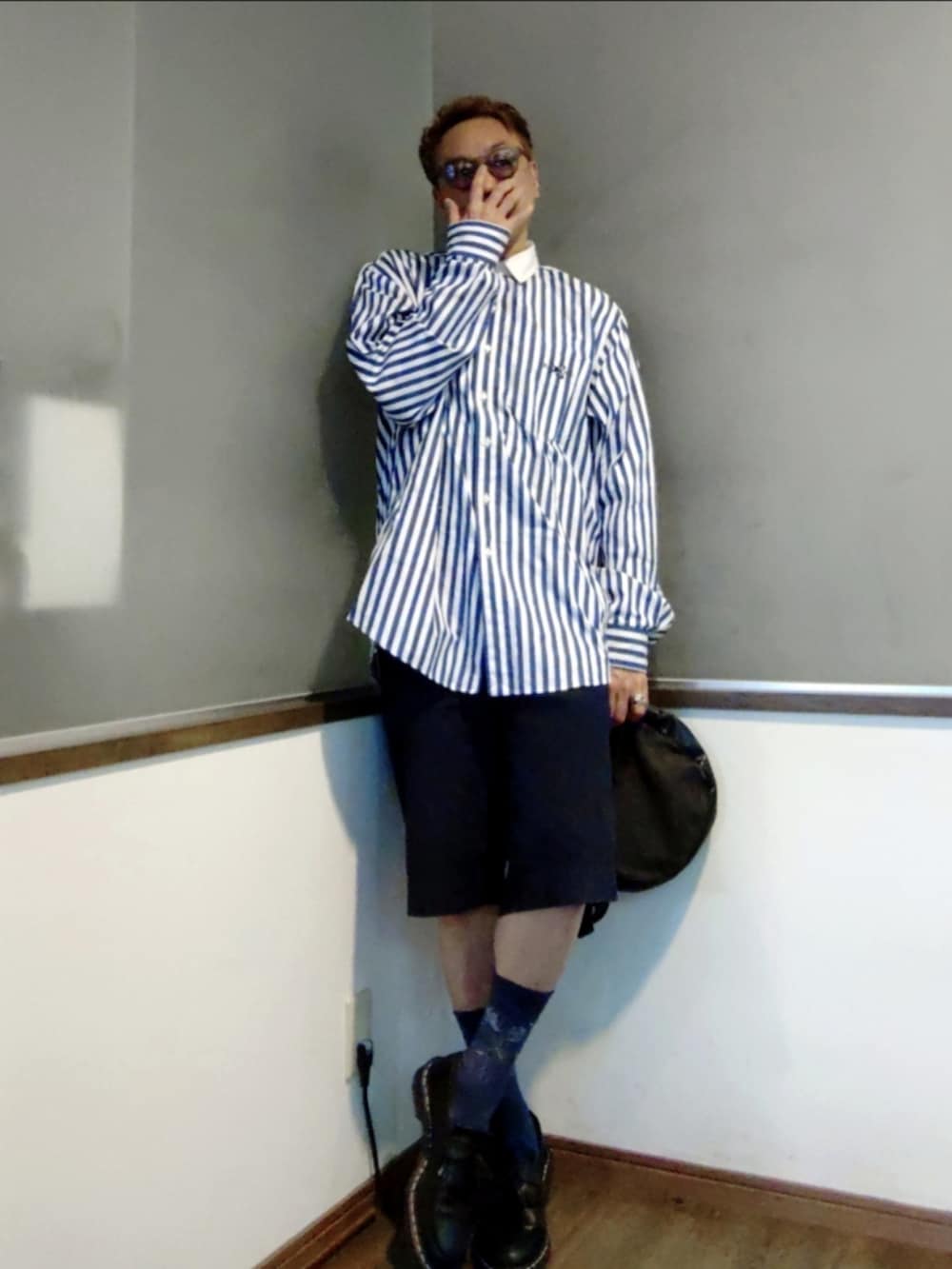 ブルー系のシャツ/ブラウス、ブルー系のチノパンツ、ブラック系のローファーを着用したメンズの夏コーディネートの2枚目の写真